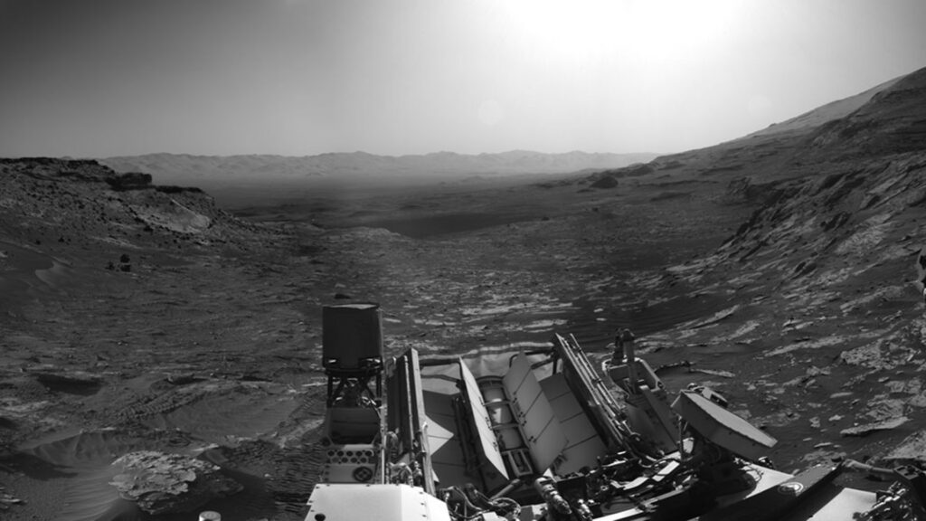 Le panorama en noir et blanc, pris le matin sur Mars. // Source : NASA/JPL-Caltech