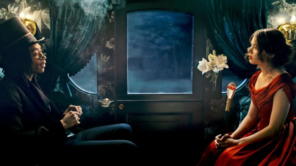 Wiz Khalifa (la Mort) et Hailee Steinfield (Emily Dickinson) dans la calèche. // Source : Dickinson/AppleTV+