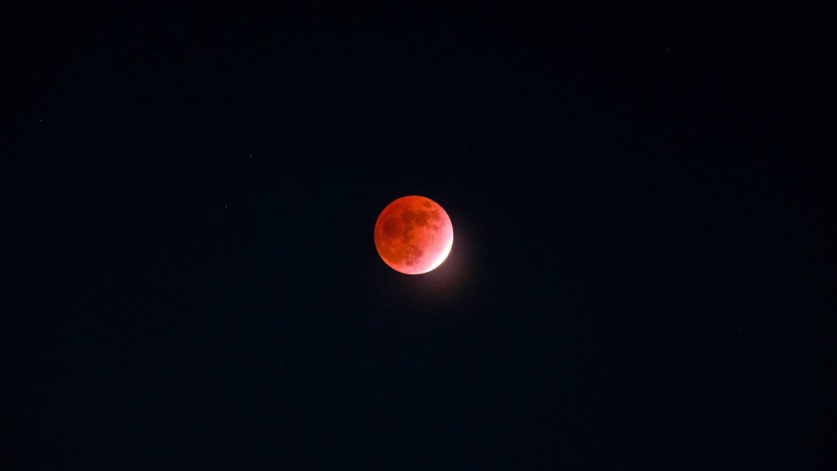 La Lune presque totalement éclipsée. // Source : Flickr/CC/taro96b (photo recadrée)