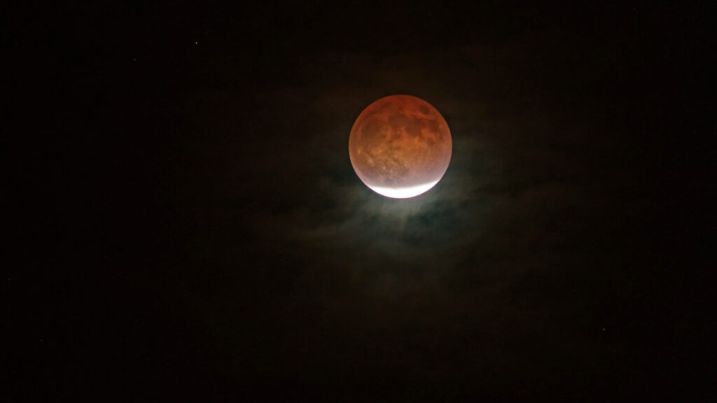 La Lune dans les nuages. // Source : Flickr/CC/Ryo FUKAsawa (photo recadrée)