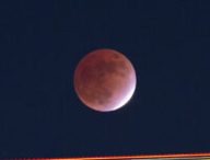 Éclipse lunaire et passage d'un hélico. // Source : Flickr/CC/mrhayata (photo recadrée)