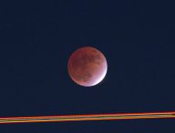 Éclipse lunaire et passage d'un hélico. // Source : Flickr/CC/mrhayata (photo recadrée)