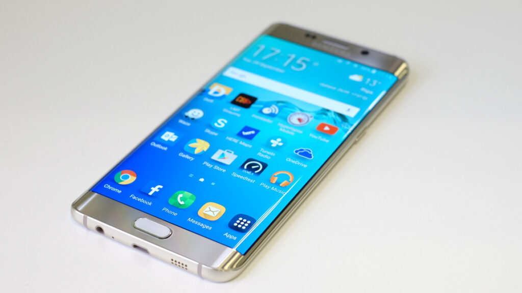 Un smartphone Samsung sorti en 2015. // Source : Flickr/CC/Kārlis Dambrāns (photo recadrée)