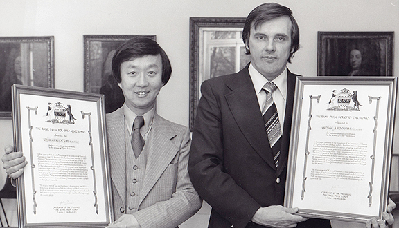 Charles Kao et George Hockham en 1971. // Source : Flickr/CC/ITU Pictures