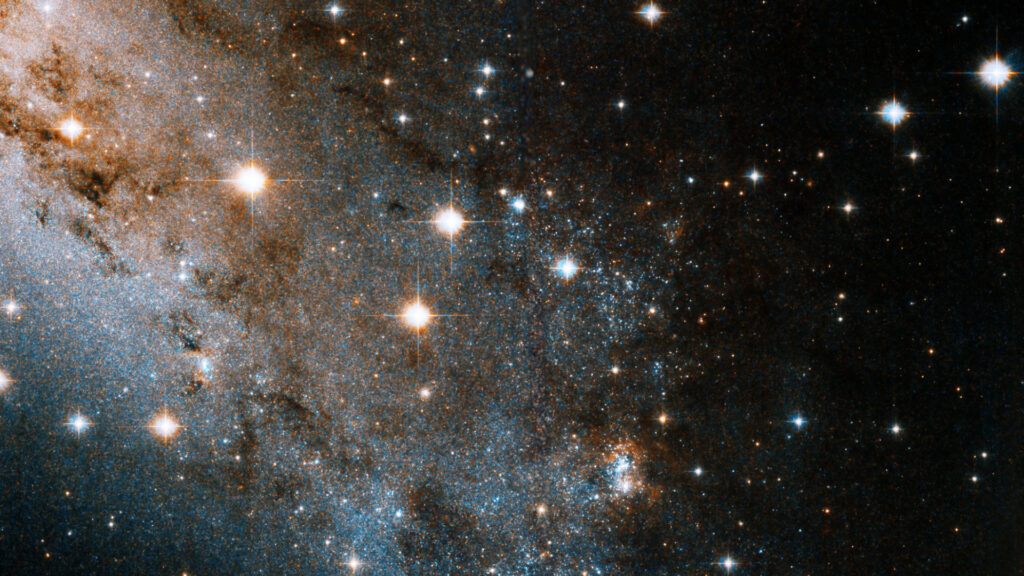Cette vue détaillée a été prise avec l'instrument ACS de Hubble. // Source : NASA, ESA, B. Williams (University of Washington), W. Li (University of California – Berkeley), and ESO; Processing: Gladys Kober (NASA/Catholic University of America)