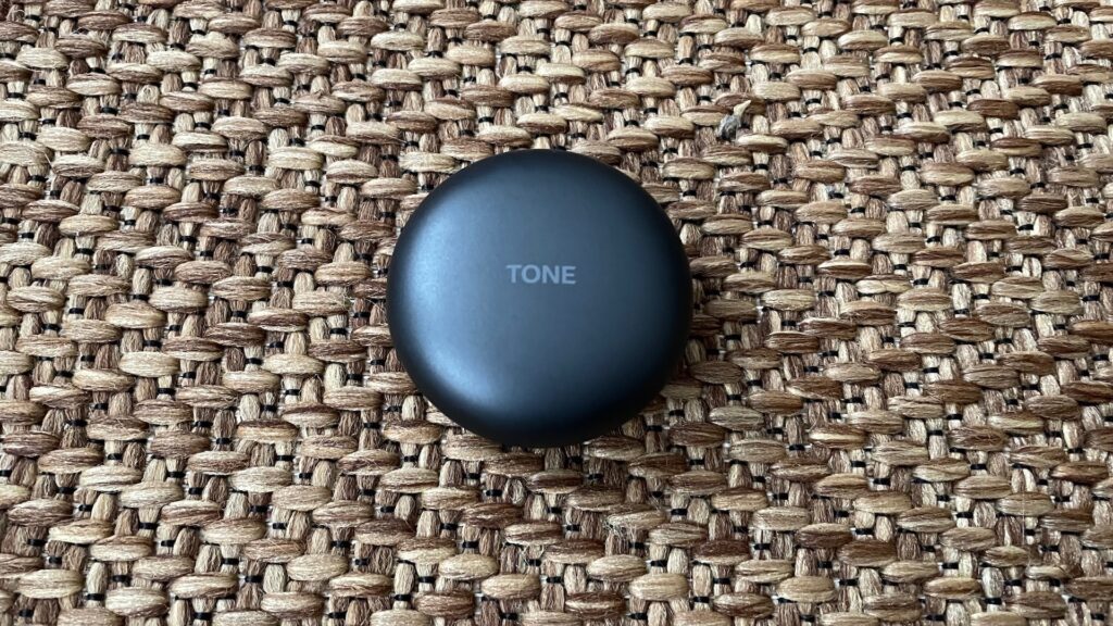 Le boîtier des écouteurs LG Tone Free FP8 // Source : Maxime Claudel pour Numerama Le boîtier des écouteurs LG Tone Free FP8 // Source : Maxime Claudel pour Numerama