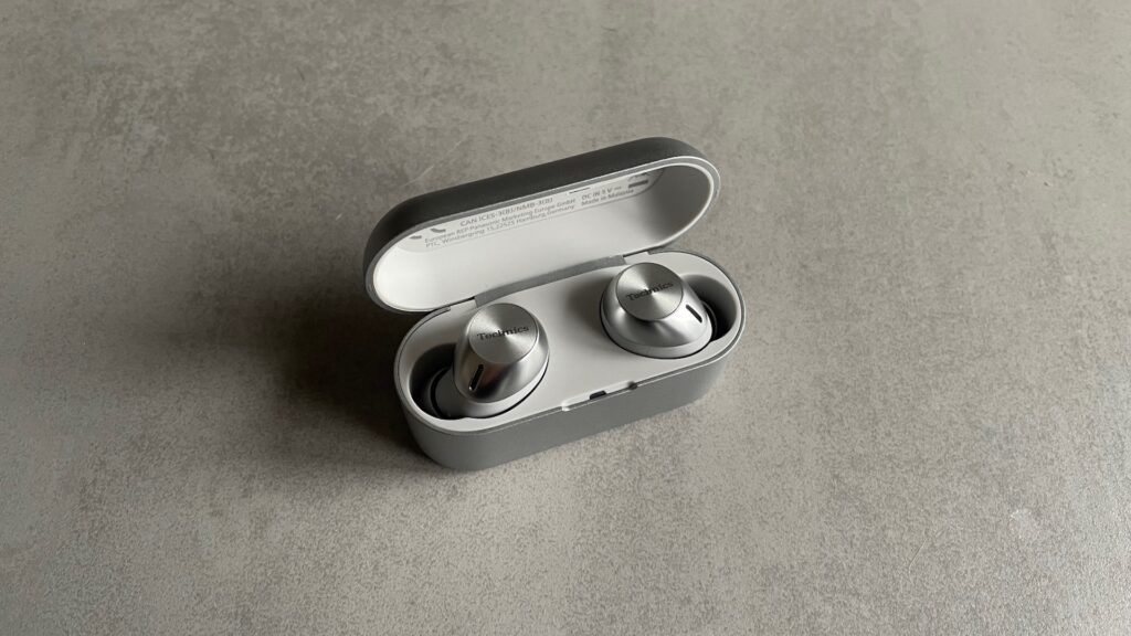 Les écouteurs Technics EAH-AZ40 dans leur boîtier // Source : Maxime Claudel pour Numerama Les écouteurs Technics EAH-AZ40 dans leur boîtier // Source : Maxime Claudel pour Numerama
