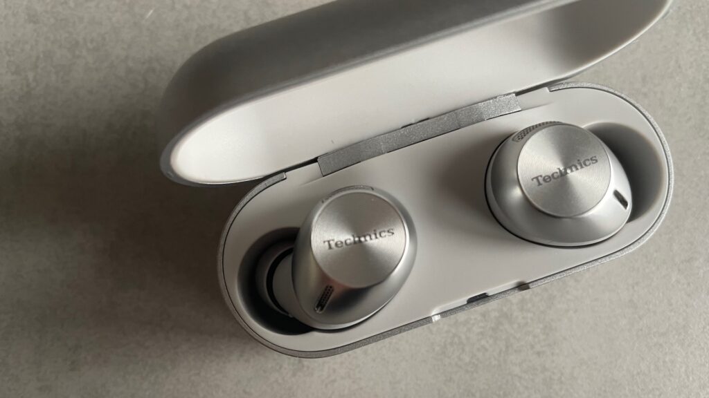 Les écouteurs Technics EAH-AZ40 // Source : Maxime Claudel pour Numerama Les écouteurs Technics EAH-AZ40 // Source : Maxime Claudel pour Numerama