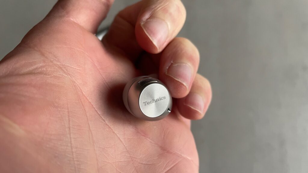 Un écouteur Technics EAH-AZ40 // Source : Maxime Claudel pour Numerama Un écouteur Technics EAH-AZ40 // Source : Maxime Claudel pour Numerama