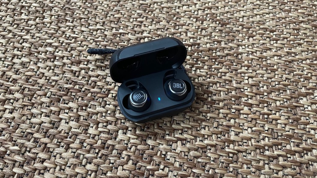 Les écouteurs JBL Reflect Flow Pro dans leur boîtier // Source : Maxime Claudel pour Numerama Les écouteurs JBL Reflect Flow Pro dans leur boîtier // Source : Maxime Claudel pour Numerama