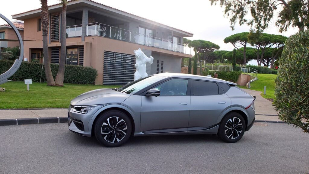 Crossover Kia EV6 en gris mat // Source : Raphaelle Baut pour Numerama