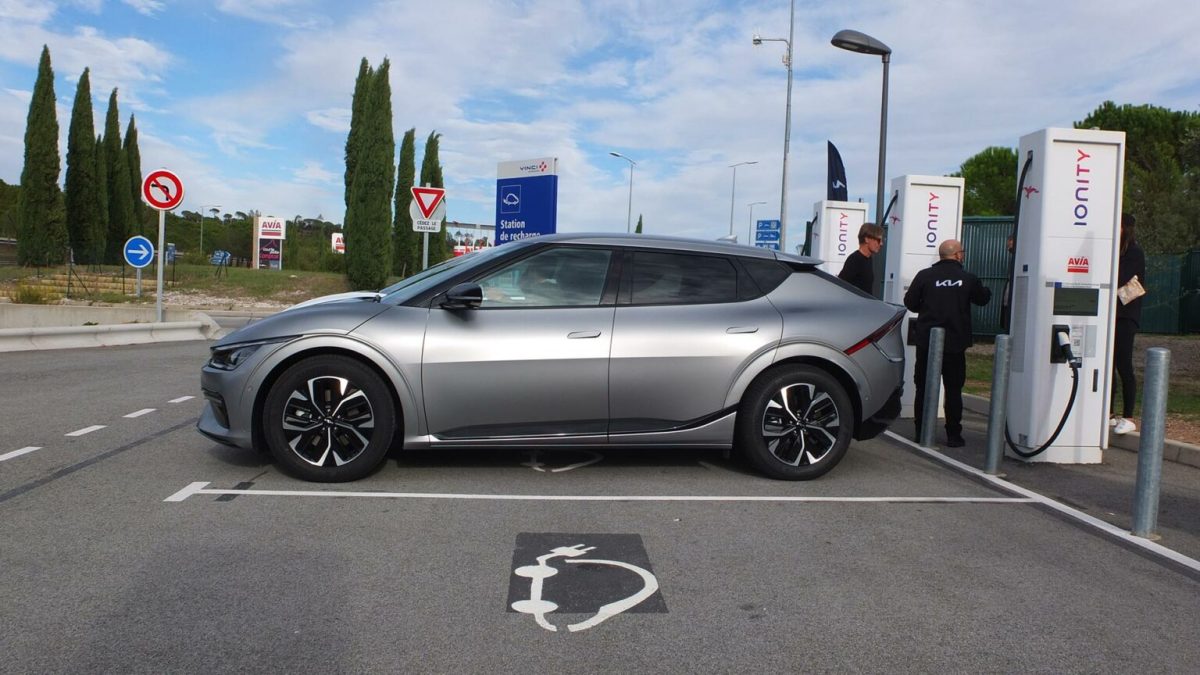 Kia EV6 en charge Ionity  // Source : Raphaelle Baut pour Numerama