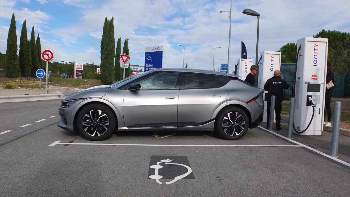 Kia EV6 en charge Ionity  // Source : Raphaelle Baut pour Numerama