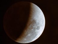 La Lune éclipsée vue de Brisbane en Australie. // Source : Flickr/CC/Paul Balfe (photo recadrée)