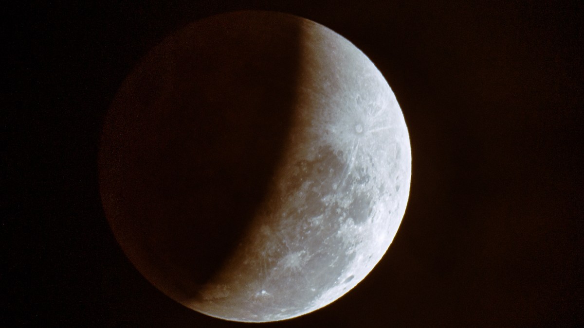 La Lune éclipsée vue de Brisbane en Australie. // Source : Flickr/CC/Paul Balfe (photo recadrée)