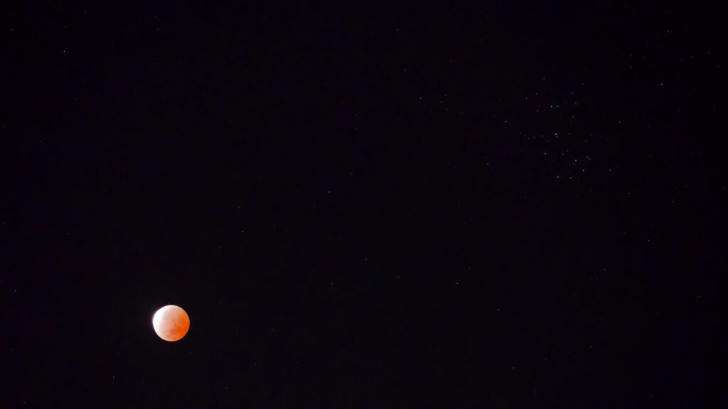 La Lune éclipsée et les Pléiades. // Source : Flickr/CC/Michael Borland (photo recadrée)
