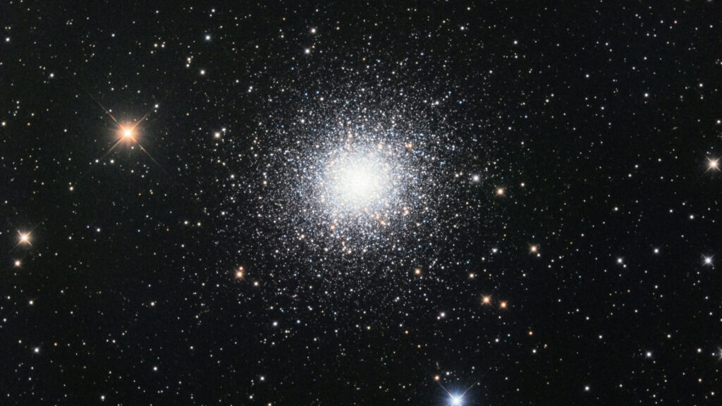 Un exemple d'amas globulaire, M13 ou Amas d'Hercule. // Source : Flickr/CC/Carsten Frenzl (photo recadrée)