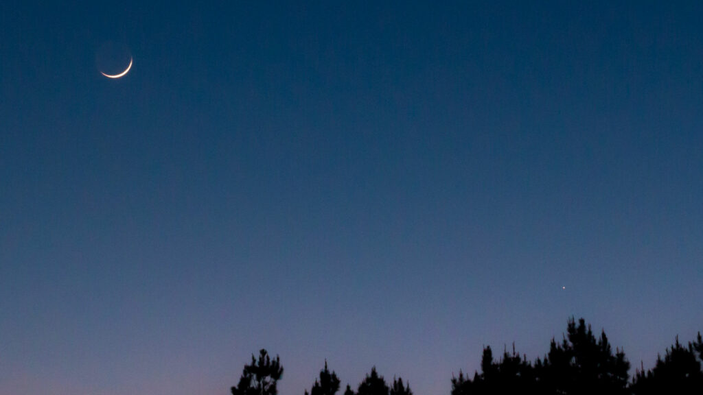 Un croissant de Lune et Mercure. // Source : Flickr/CC/Stephen Rahn (photo recadrée)