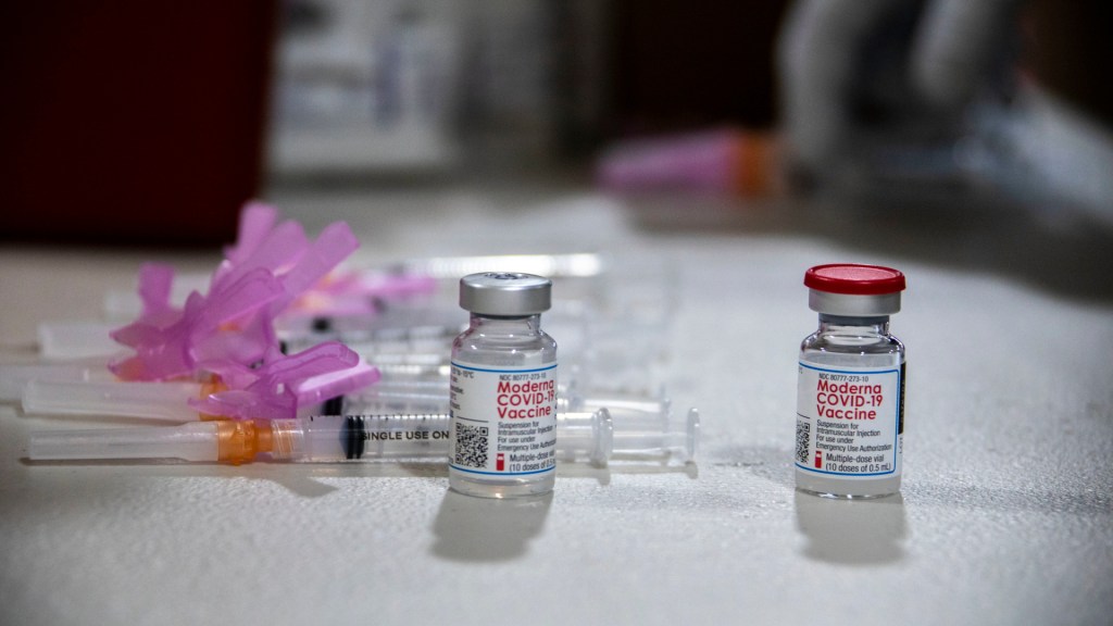 Vaccins Moderna. // Source : Flickr/CC/Eric Garcetti (photo recadrée)