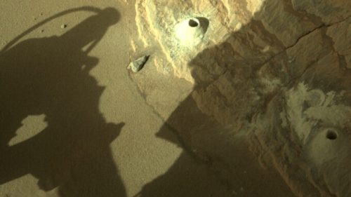 La roche percée de deux trous par Perseverance. // Source : NASA/JPL-Caltech (photo recadrée)