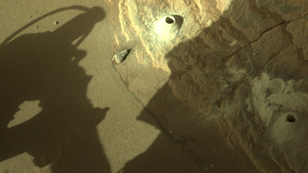 La roche percée de deux trous par Perseverance. // Source : NASA/JPL-Caltech (photo recadrée)
