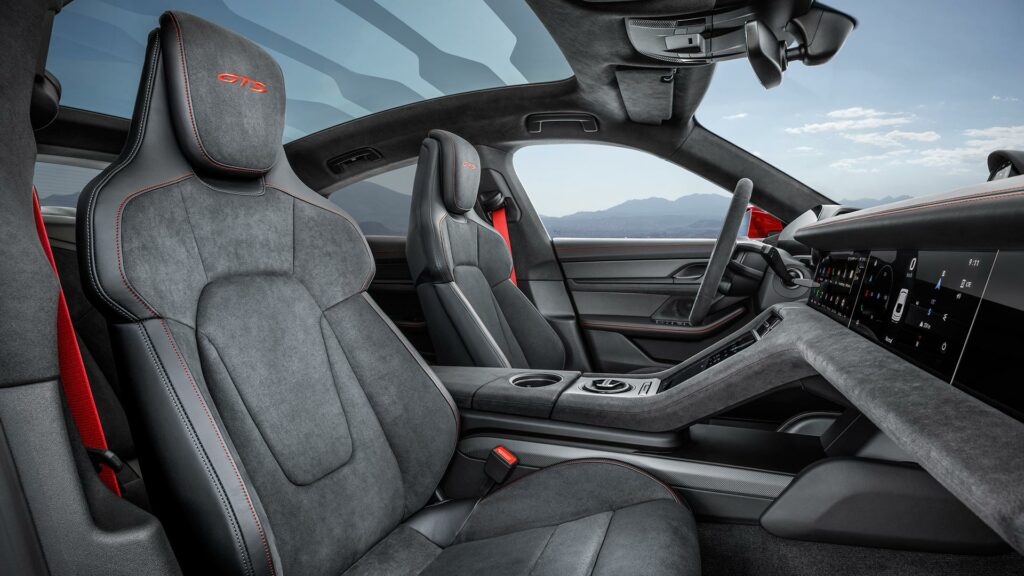 Intérieur du Taycan GTS avec nouveau toit panoramique // Source : Porsche Intérieur du Taycan GTS avec nouveau toit panoramique // Source : Porsche