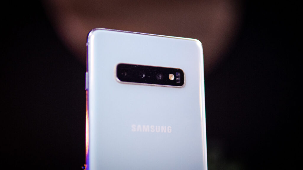 Le Samsung Galaxy S10. // Source : Numerama