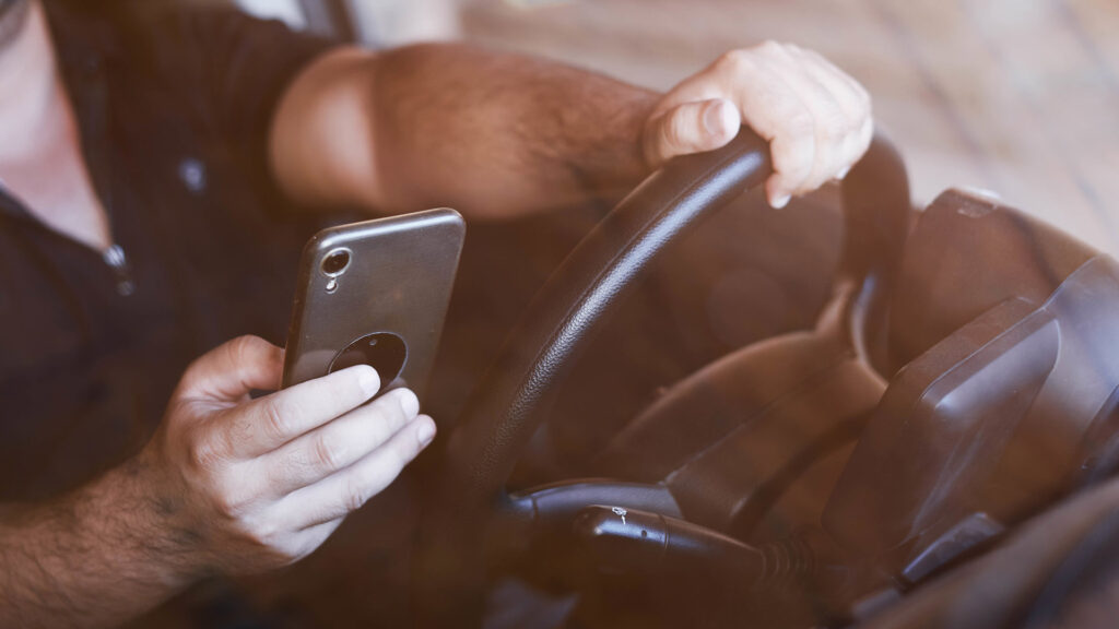 smartphone téléphone volant route voiture