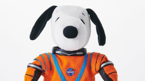Snoopy équipé pour son voyage vers la Lune. // Source : 2021 Peanuts Worldwide LLC (photo recadrée)
