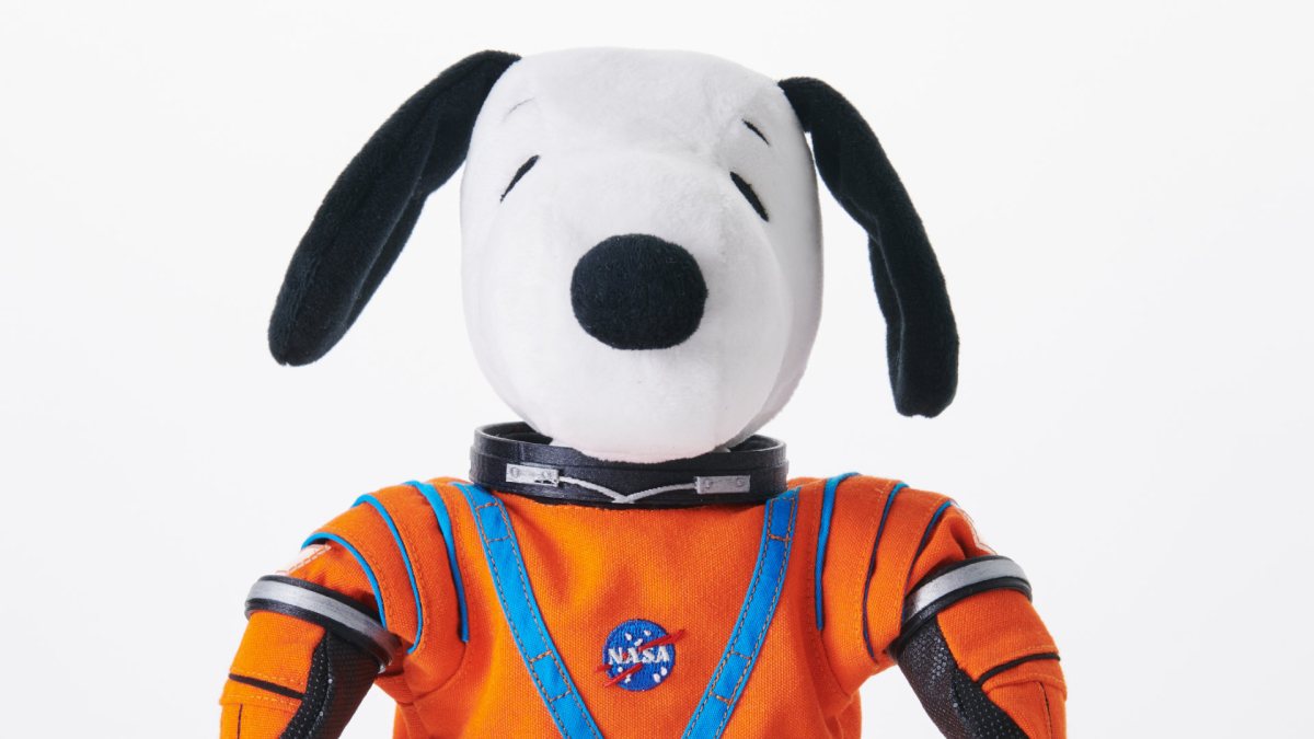 Snoopy équipé pour son voyage vers la Lune. // Source : 2021 Peanuts Worldwide LLC (photo recadrée)