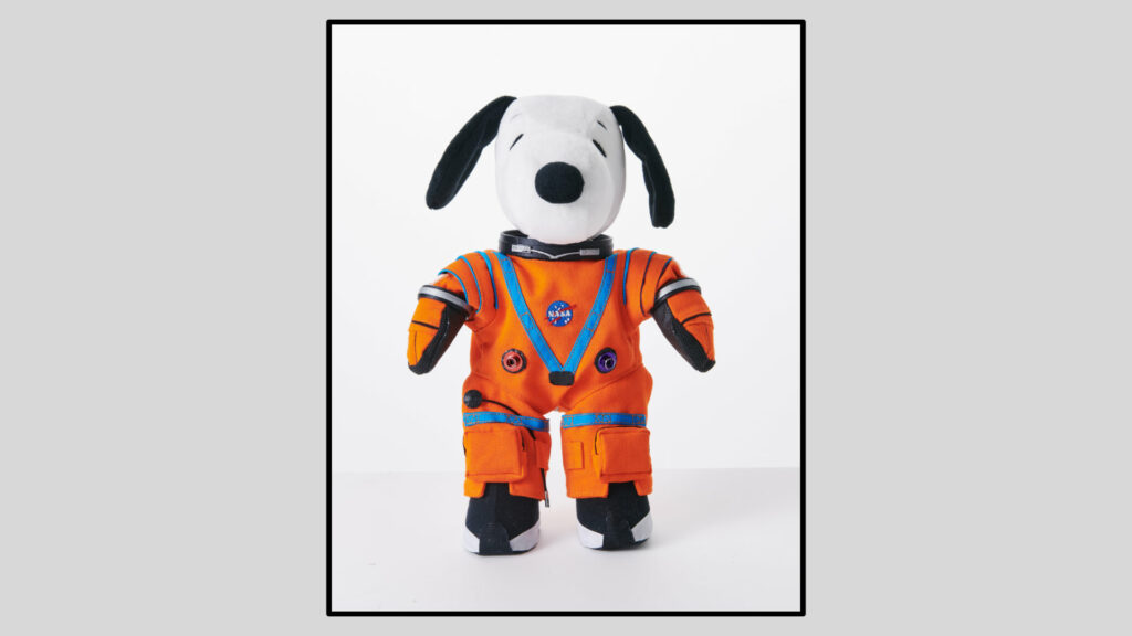 Snoopy dans sa combinaison pour Artémis I. // Source : 2021 Peanuts Worldwide LLC