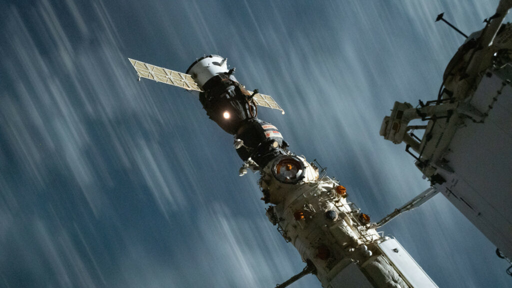 Le vaisseau Soyuz MS-18 attaché à l'ISS. // Source : Flickr/CC/Nasa Johnson (photo recadrée)
