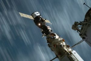 Le vaisseau Soyuz MS-18 attaché à l'ISS. // Source : Flickr/CC/Nasa Johnson (photo recadrée)