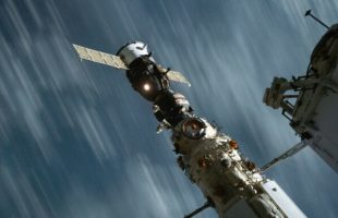 Le vaisseau Soyuz MS-18 attaché à l'ISS. // Source : Flickr/CC/Nasa Johnson (photo recadrée)