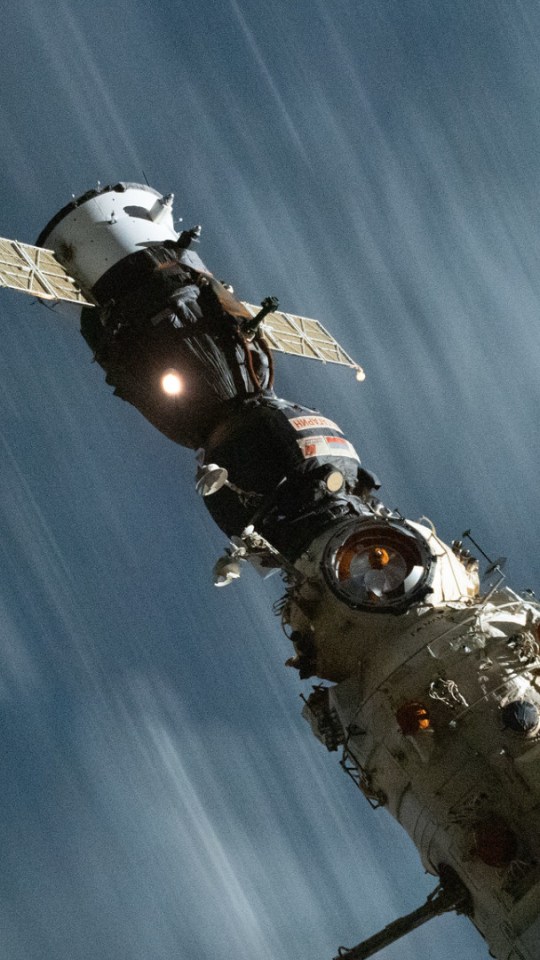 Le vaisseau Soyuz MS-18 attaché à l'ISS. // Source : Flickr/CC/Nasa Johnson (photo recadrée)