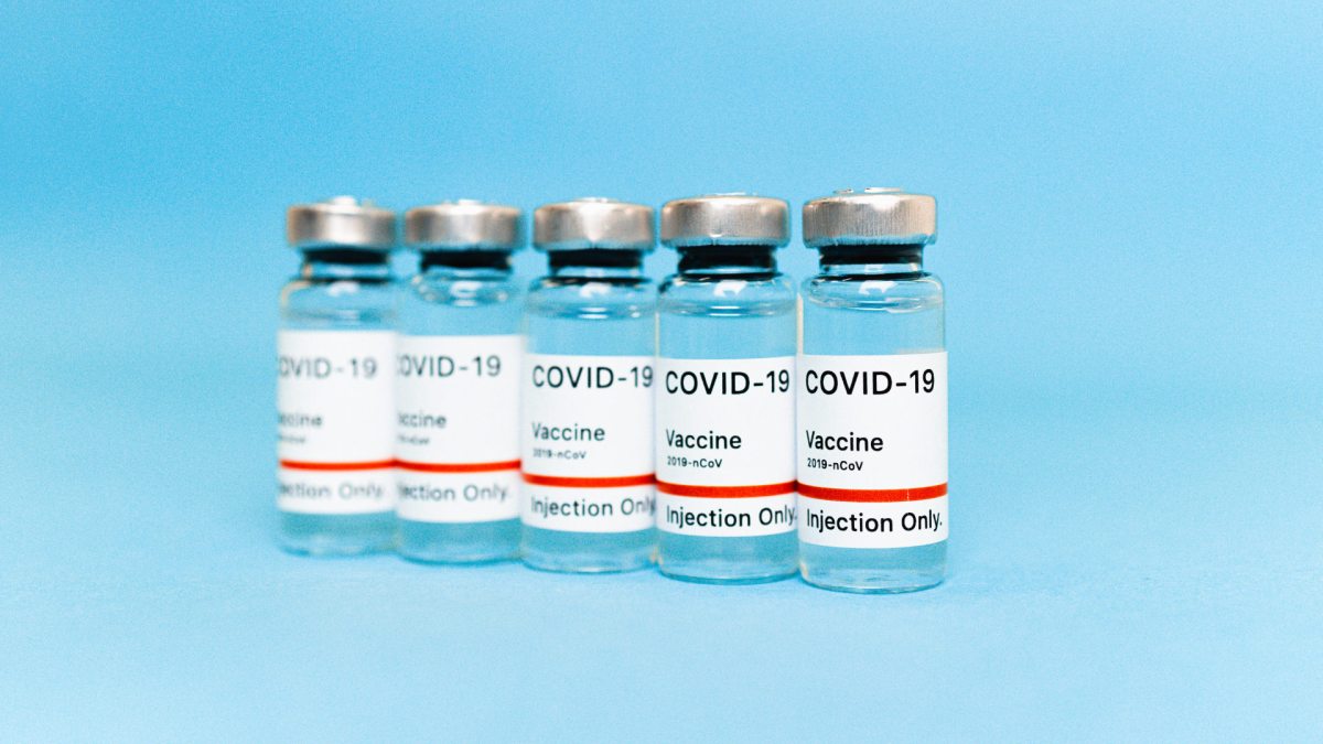 Vaccins covid-19. // Source : Pexels/Maksim Goncharenok (photo recadrée)