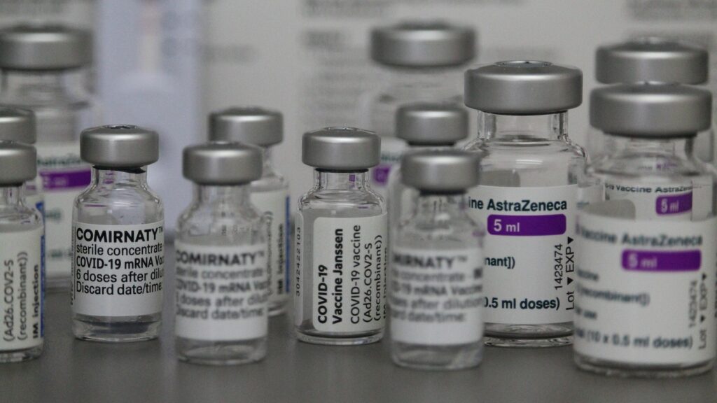 Il existe plusieurs vaccins contre le covid, de Pfizer à AstraZeneca. // Source : Pixabay