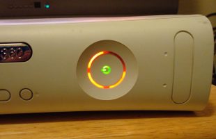 Le Red Ring of Death de la Xbox 360 // Source : Wikimedia Commons/Ryan Glenn