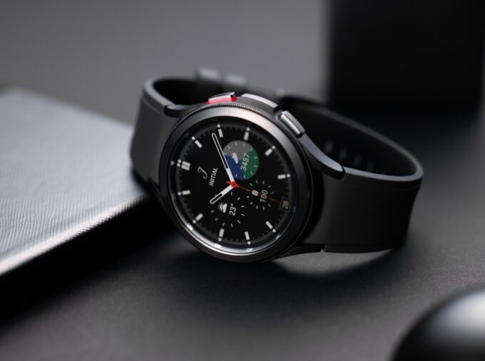 La Galaxy Watch4 Classic, sa lunette rotative est équipée de WearOS // Source : Samsung La Galaxy Watch4 Classic, sa lunette rotative est équipée de WearOS // Source : Samsung