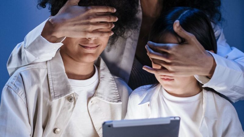 Contrôle parental sur TikTok : les 7 réglages à connaître pour protéger son enfant