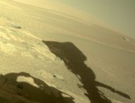 L'ombre de Perseverance dans le cratère Jezero. // Source : Flickr/CC/Stuart Rankin (photo recadrée)