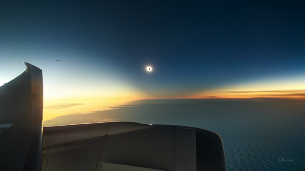 L'éclipse vue depuis un avion. // Source : Petr Horálek/Institute of Physics in Opava (photo recadrée)