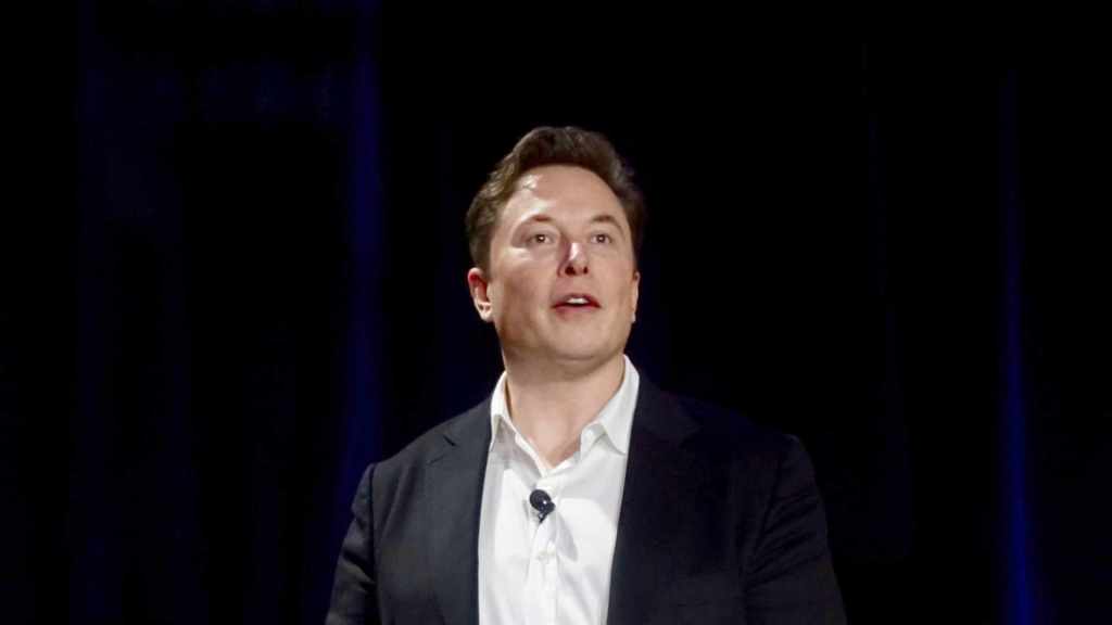 Elon Musk, lors d'une conférence sur Tesla // Source : Wiki Commons
