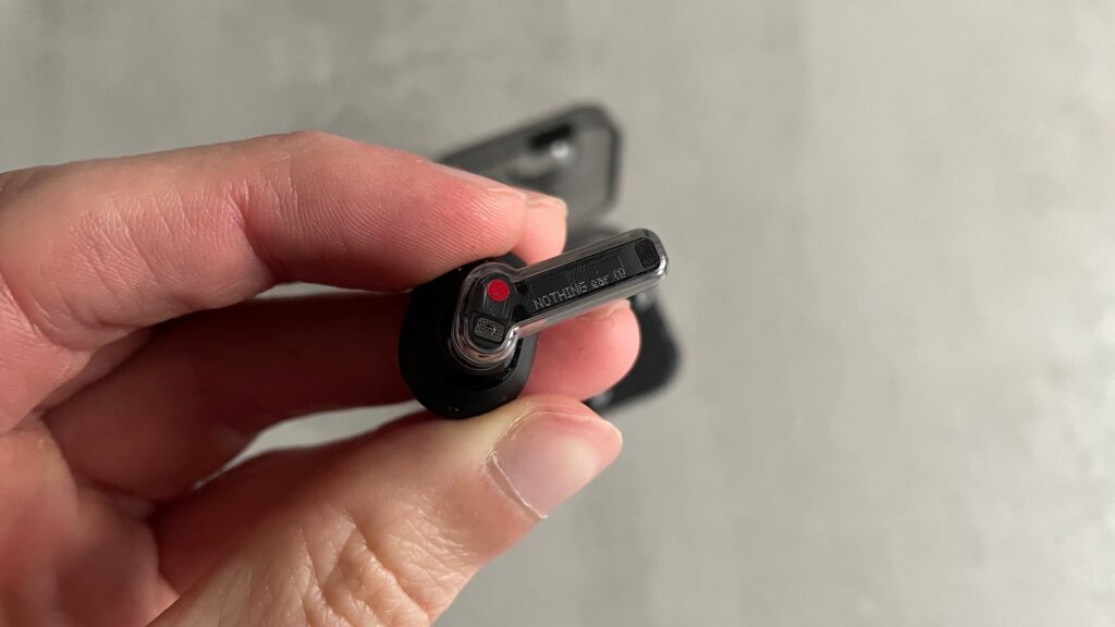 La tige transparente des écouteurs Nothing Ear(1)