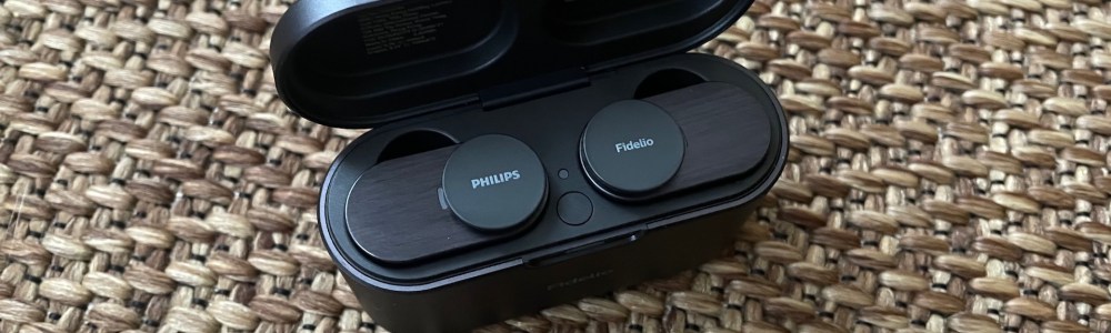 Les Philips Fidelio T1 dans leur boîtier  // Source : Maxime Claudel pour Numerama