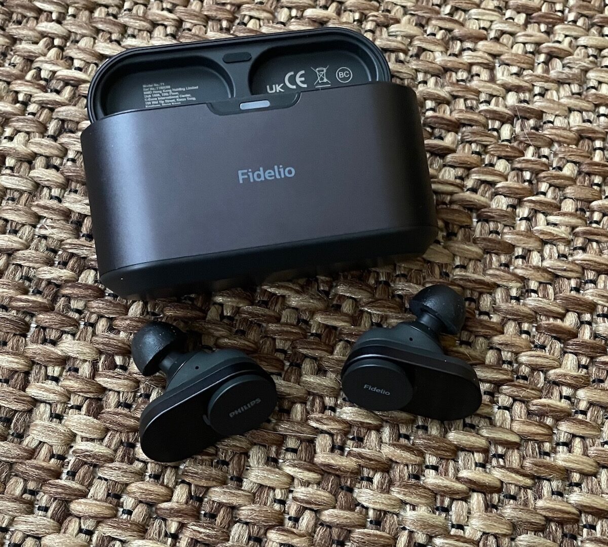 Les écouteurs Philips Fidelio T1 // Source : Maxime Claudel pour Numerama