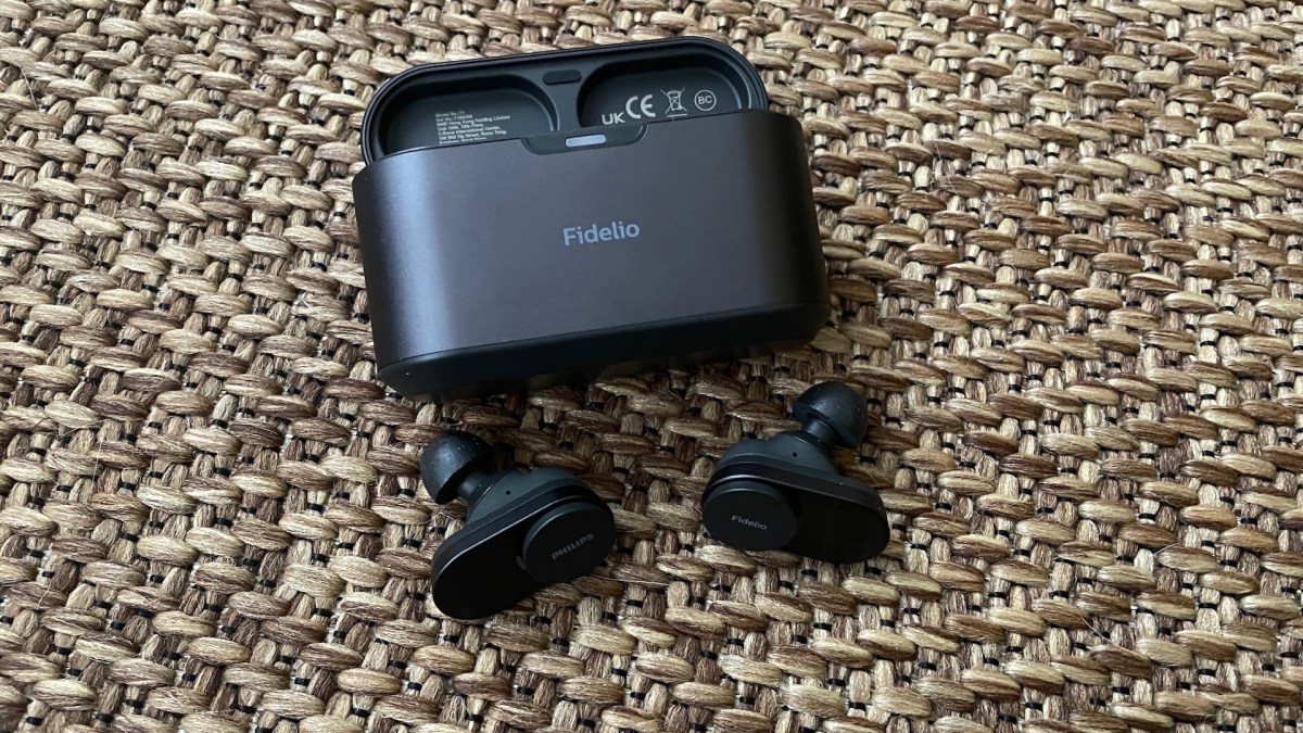 Les écouteurs Philips Fidelio T1 // Source : Maxime Claudel pour Numerama