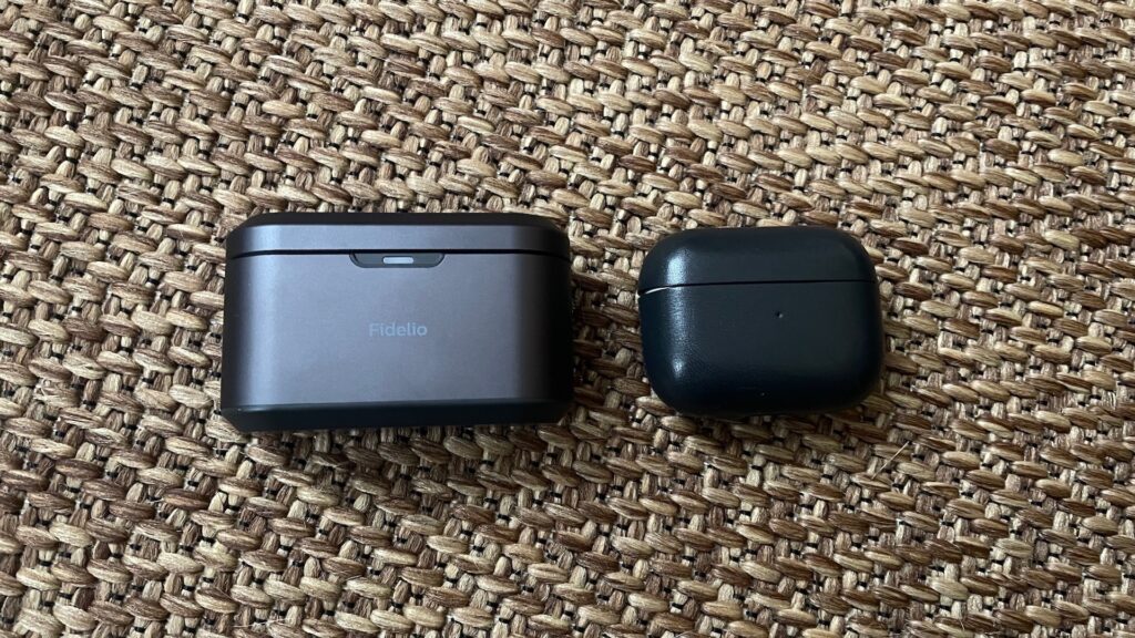 Boîtier des Philips Fidelio T1 (à gauche) versus boîtier des AirPods Pro (à droite) // Source : Maxime Claudel pour Numerama