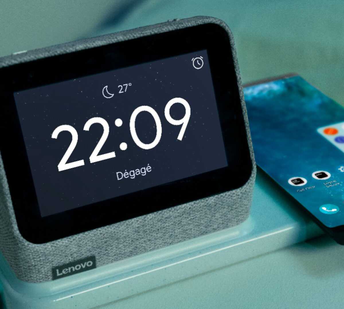 Lenovo Smart Clock 2 dans sa version avec socle de charge sans fil // Source : Lenovo