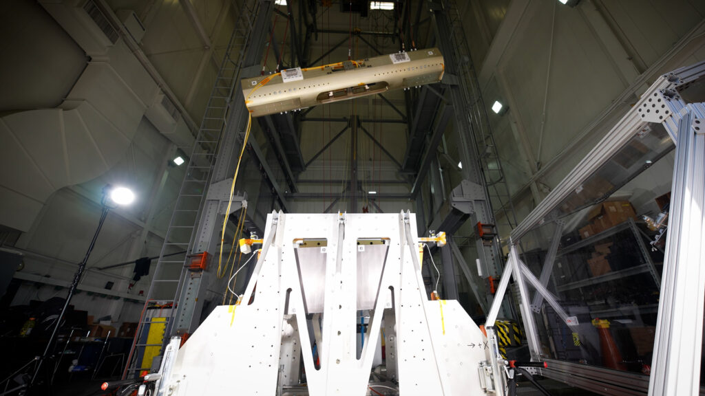 Une fausse fusée lancée en l'air par le JPL, par un système de lancement. // Source : Nasa/JPL-Caltech